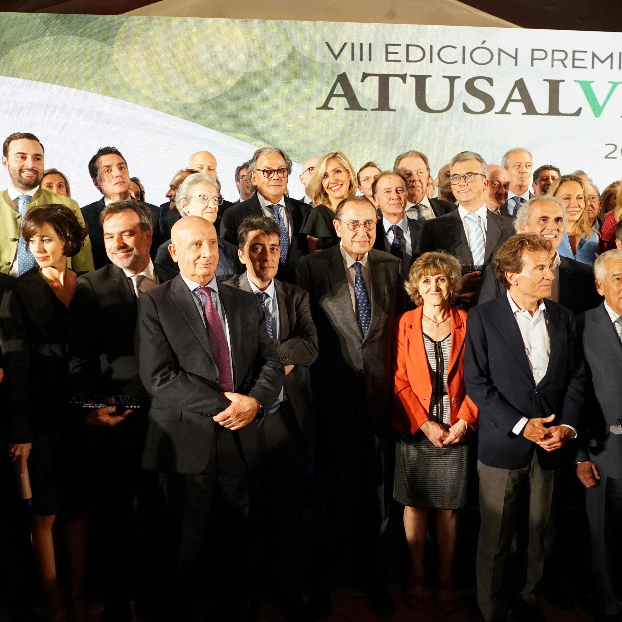 El Dr. Manuel de la Torre Recibe el Premio a la Excelencia en Odontología en los Premios A Tu Salud