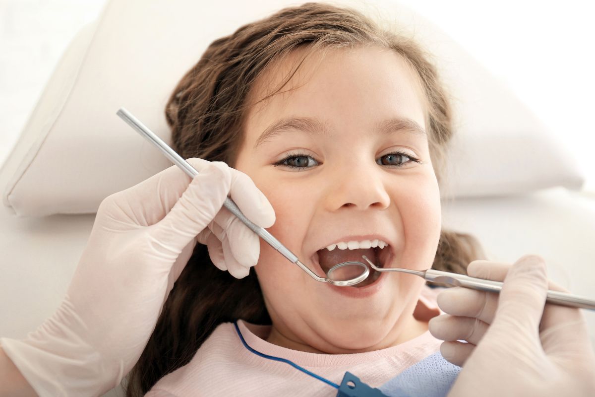 niña en una revisión con el dentista